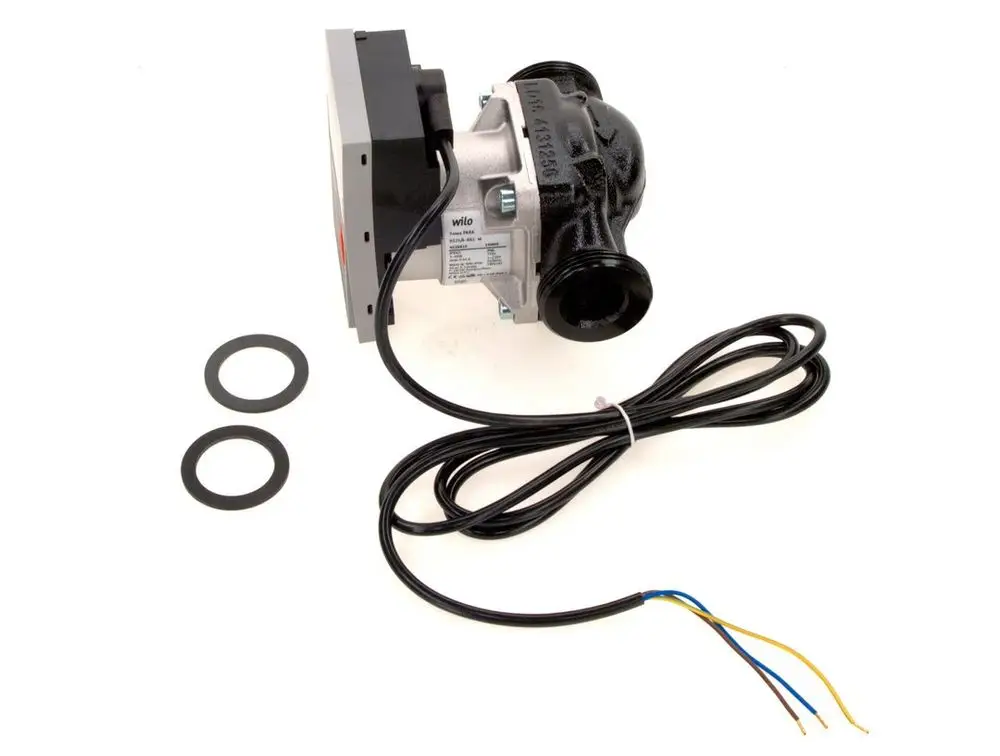 Bosch-Pumpe mit schwarzem Gehäuse, Anschlusskabel und zwei Dichtungen. Die Pumpe hat einen rechteckigen Deckel und ist für Heizungsanwendungen konzipiert.